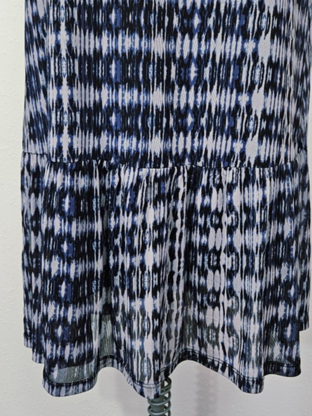 EVEREVE Ava V-Neck Sleeveless Smocked Mesh Midi Dress Blue Multi XS - Picture 7 of 10